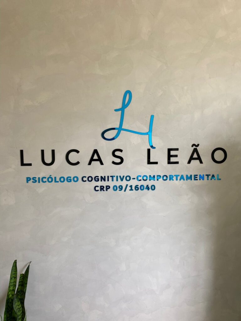 Lucas Leão, psicólogo clínico especialista em Terapia Cognitivo-Comportamental